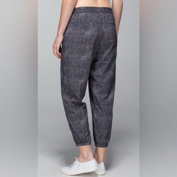 Lululemon Rollin' With My Omies Pant- Burlap Texture Black Dune/ Size 4 (FLAWED) - Picture 1 of 13